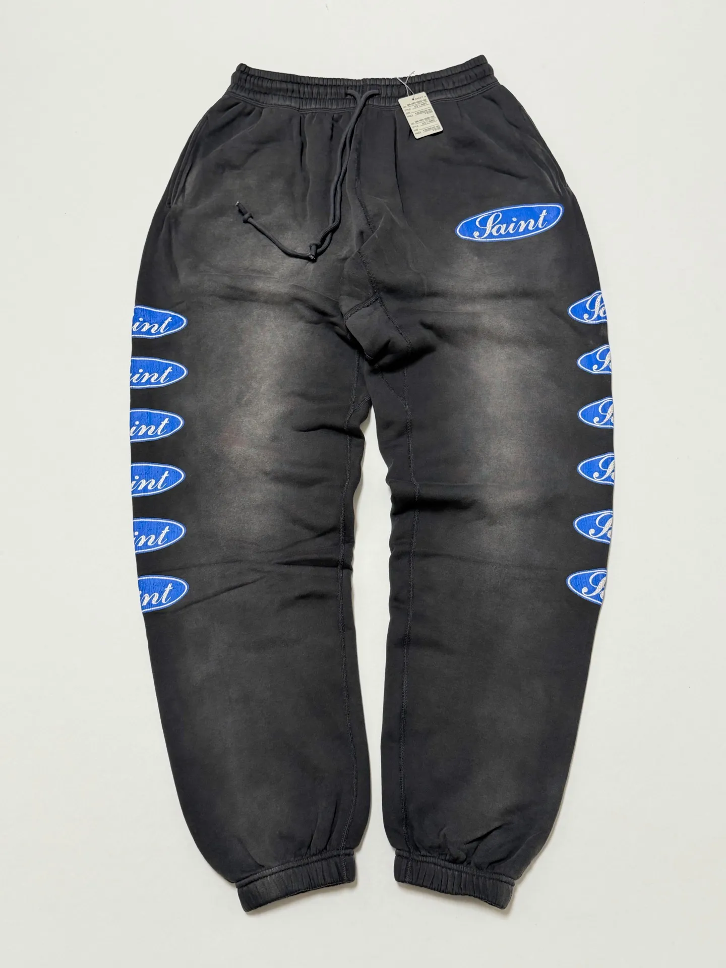 SAINT Mxxxxxx SWEAT PANTS/LOVE AMONG/BLK blue SAINT barrage sweatpants, washed black S-XL, top-notch printing and distressing process, very close to the original distressed feeling, Assute dyeing, whole piece sprayed with horse fade, wormhole destruction treatment, heavy fermentation washing to create NEW VINTAGE texture, factory four-needle and six-thread workmanship, no bone seams, correct main mark, wash mark